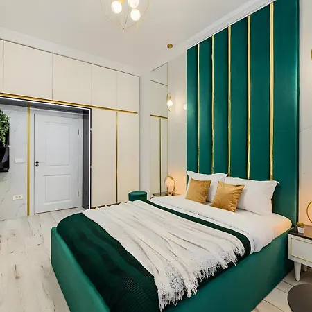Golden Greens - Mountain Scenery Apartment